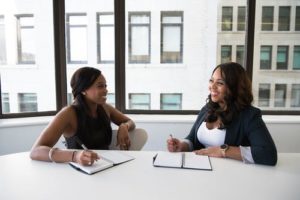 femmes en entretien